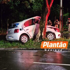 Motorista perde o controle e bate na árvore durante forte chuva em Maringá Foto 4 Fotos de Motorista perde o controle e bate na árvore durante forte chuva em Maringá