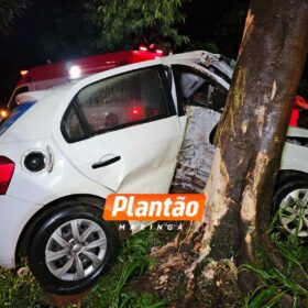 Motorista perde o controle e bate na árvore durante forte chuva em Maringá Foto 7 Fotos de Motorista perde o controle e bate na árvore durante forte chuva em Maringá
