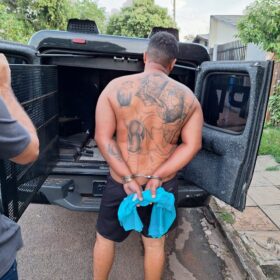 Policiais cumprem mandados de prisão contra suspeito de envolvimento na morte de morador de Maringá Foto 2 Fotos de Policiais cumprem mandados de prisão contra suspeito de envolvimento na morte de morador de Maringá