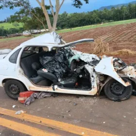 Acidente entre ônibus e carro deixa uma pessoa morta na região Foto 3 Fotos de Acidente entre ônibus e carro deixa uma pessoa morta na região