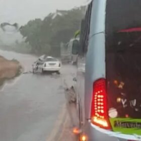 Acidente entre ônibus e carro deixa uma pessoa morta na região Foto 4 Fotos de Acidente entre ônibus e carro deixa uma pessoa morta na região