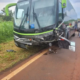 Acidente entre ônibus e carro deixa uma pessoa morta na região Foto 2 Fotos de Acidente entre ônibus e carro deixa uma pessoa morta na região