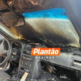 Carro pega fogo após motorista com suspeita de embriaguez perde controle e bater com muro em Mandaguaçu Foto 2 Fotos de Carro pega fogo após motorista com suspeita de embriaguez perde controle e bater com muro em Mandaguaçu