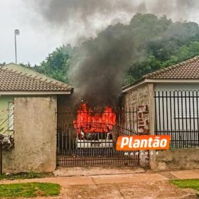 Criminosos retornam à casa de vítima baleada e incendeiam veículo em Maringá Foto 3 Fotos de Criminosos retornam à casa de vítima baleada e incendeiam veículo em Maringá
