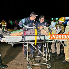 Motociclista fica gravemente ferido após bater na traseira de caminhão em Maringá Foto 9 Fotos de Motociclista fica gravemente ferido após bater na traseira de caminhão em Maringá