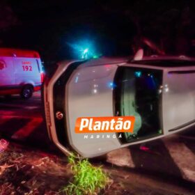 Motorista com suspeita de embriaguez capota carro após bater em veículo estacionado em Maringá Foto 1 Fotos de Motorista com suspeita de embriaguez capota carro após bater em veículo estacionado em Maringá