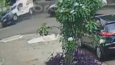 Fotos de Câmera flagra caminhonete avançando preferencial e batendo em Fiorino em Maringá; vídeo