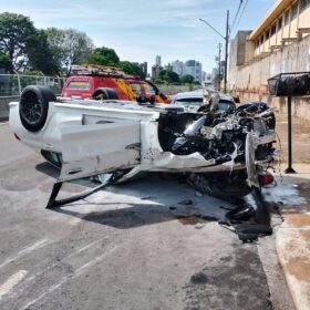 Câmera registra mecânico capotando BMW durante teste e atinge veículos estacionados em Maringá Foto 2 Fotos de Câmera registra mecânico capotando BMW durante teste e atinge veículos estacionados em Maringá