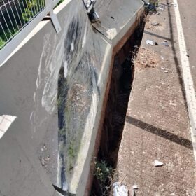 Câmera registra mecânico capotando BMW durante teste e atinge veículos estacionados em Maringá Foto 3 Fotos de Câmera registra mecânico capotando BMW durante teste e atinge veículos estacionados em Maringá