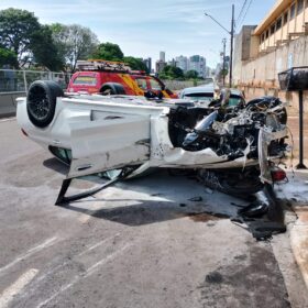 Câmera registra mecânico capotando BMW durante teste e atinge veículos estacionados em Maringá Foto 4 Fotos de Câmera registra mecânico capotando BMW durante teste e atinge veículos estacionados em Maringá