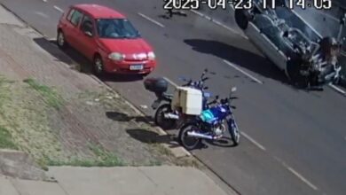 Fotos de Câmera registra mecânico capotando BMW durante teste e atinge veículos estacionados em Maringá