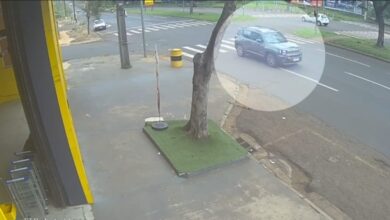Fotos de Câmeras de segurança registram acidente na Avenida Colombo, em Maringá