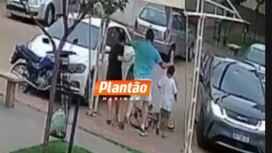 Fotos de Câmera registra homem puxando e arrastando crianças pelo cabelo em condomínio de Marialva