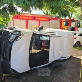 Carro avança sinal fechado e Fiorino capota após colisão em Maringá Foto 2 Fotos de Carro avança sinal fechado e Fiorino capota após colisão em Maringá