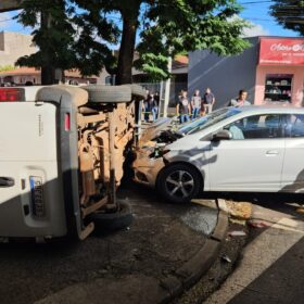 Carro avança sinal fechado e Fiorino capota após colisão em Maringá Foto 3 Fotos de Carro avança sinal fechado e Fiorino capota após colisão em Maringá