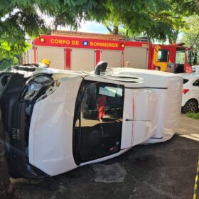 Carro avança sinal fechado e Fiorino capota após colisão em Maringá Foto 4 Fotos de Carro avança sinal fechado e Fiorino capota após colisão em Maringá