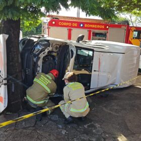 Carro avança sinal fechado e Fiorino capota após colisão em Maringá Foto 5 Fotos de Carro avança sinal fechado e Fiorino capota após colisão em Maringá