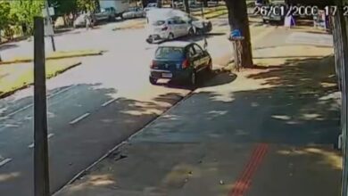 Fotos de Carro avança sinal fechado e Fiorino capota após colisão em Maringá