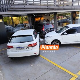 Carro invade loja após colisão em rotatória de Maringá Foto 2 Fotos de Carro invade loja após colisão em rotatória de Maringá