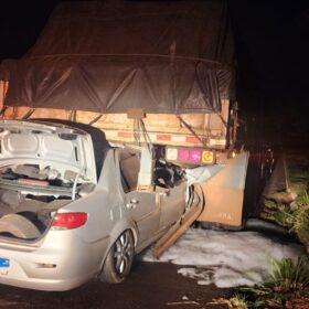 Grave acidente entre carro e carreta deixa motorista ferido na BR-376 Foto 2 Fotos de Grave acidente entre carro e carreta deixa motorista ferido na BR-376