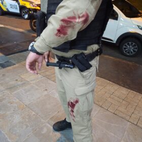 Policiais militares salvam mulher em surto dentro de Disk Cerveja em Maringá Foto 4 Fotos de Policiais militares salvam mulher em surto dentro de Disk Cerveja em Maringá