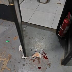 Policiais militares salvam mulher em surto dentro de Disk Cerveja em Maringá Foto 2 Fotos de Policiais militares salvam mulher em surto dentro de Disk Cerveja em Maringá