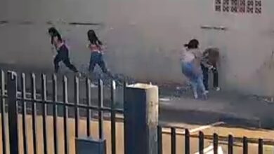Fotos de Moça é vítima emboscada e esfaqueada por três adolescentes em Sarandi; vídeo registra a agressão