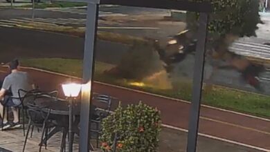 Fotos de Motociclista é arremessado após acidente, em Maringá