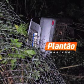 Motorista perde o controle e capota carro em Sarandi; vítima foi encaminhada ao hospital Foto 2 Fotos de Motorista perde o controle e capota carro em Sarandi; vítima foi encaminhada ao hospital