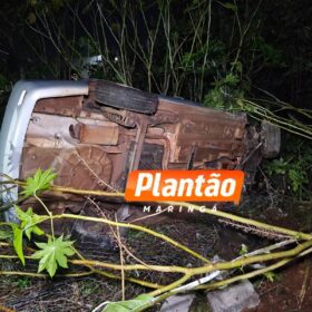 Motorista perde o controle e capota carro em Sarandi; vítima foi encaminhada ao hospital Foto 3 Fotos de Motorista perde o controle e capota carro em Sarandi; vítima foi encaminhada ao hospital