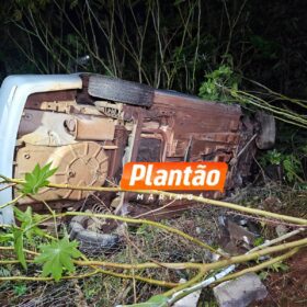 Motorista perde o controle e capota carro em Sarandi; vítima foi encaminhada ao hospital Foto 4 Fotos de Motorista perde o controle e capota carro em Sarandi; vítima foi encaminhada ao hospital