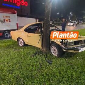 Motorista sem habilitação perde controle e bate opala contra árvore em Maringá Foto 3 Fotos de Motorista sem habilitação perde controle e bate opala contra árvore em Maringá