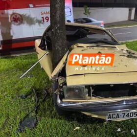 Motorista sem habilitação perde controle e bate opala contra árvore em Maringá Foto 4 Fotos de Motorista sem habilitação perde controle e bate opala contra árvore em Maringá