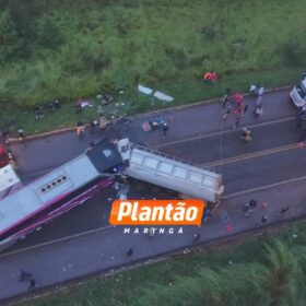 Vítimas de acidente entre caminhão e ônibus na BR-272 são identificadas Foto 2 Fotos de Vítimas de acidente entre caminhão e ônibus na BR-272 são identificadas