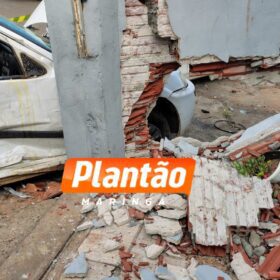 Casal fica preso às ferragens após colisão em Maringá, o acidente foi registrado por uma câmera de segurança Foto 2 Fotos de Casal fica preso às ferragens após colisão em Maringá, o acidente foi registrado por uma câmera de segurança