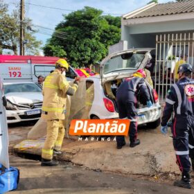 Casal fica preso às ferragens após colisão em Maringá, o acidente foi registrado por uma câmera de segurança Foto 4 Fotos de Casal fica preso às ferragens após colisão em Maringá, o acidente foi registrado por uma câmera de segurança