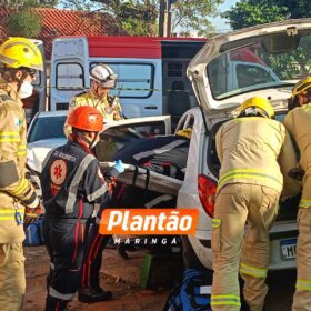 Casal fica preso às ferragens após colisão em Maringá, o acidente foi registrado por uma câmera de segurança Foto 5 Fotos de Casal fica preso às ferragens após colisão em Maringá, o acidente foi registrado por uma câmera de segurança