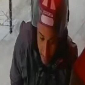 Criminosos invadem residência em Sarandi, roubam moto e fazem compras com cartão da vítima Foto 4 Fotos de Criminosos invadem residência em Sarandi, roubam moto e fazem compras com cartão da vítima