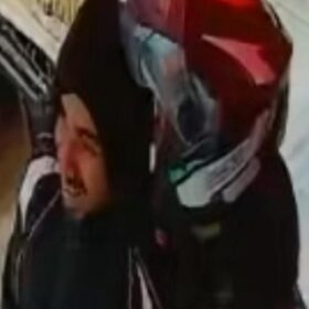 Criminosos invadem residência em Sarandi, roubam moto e fazem compras com cartão da vítima Foto 5 Fotos de Criminosos invadem residência em Sarandi, roubam moto e fazem compras com cartão da vítima