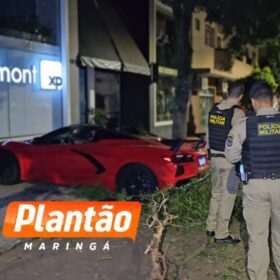Homem bate carro de luxo avaliado em quase R$ 1 milhão contra árvore após manobras na região Foto 2 Fotos de Homem bate carro de luxo avaliado em quase R$ 1 milhão contra árvore após manobras na região