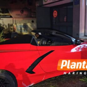Homem bate carro de luxo avaliado em quase R$ 1 milhão contra árvore após manobras na região Foto 3 Fotos de Homem bate carro de luxo avaliado em quase R$ 1 milhão contra árvore após manobras na região