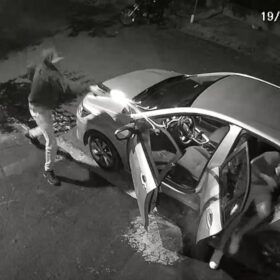 Homem é executado a tiros em Sarandi; câmeras registram ação criminosa Foto 8 Fotos de Homem é executado a tiros em Sarandi; câmeras registram ação criminosa