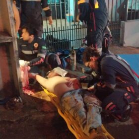 Homem é socorrido em estado grave após ser esfaqueado em Sarandi Foto 2 Fotos de Homem é socorrido em estado grave após ser esfaqueado em Sarandi
