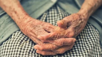 Fotos de Neta finge ser funcionária de banco e aplica golpe de quase R$ 200 mil contra avô de 87 anos no Paraná