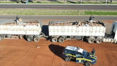 Fotos de PRF apreende 600 mil maços de cigarros em bitrem de nove eixos