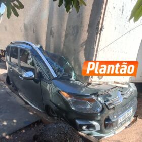 Fotos de Carro é esmagado por carreta em acidente em Maringá
