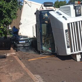 Fotos de Carro é esmagado por carreta em acidente em Maringá