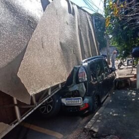 Fotos de Carro é esmagado por carreta em acidente em Maringá