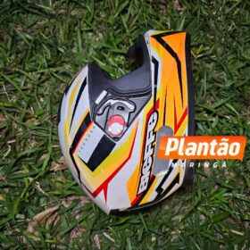 Motoboy fica gravemente ferido após carro avançar preferencial em Maringá Foto 4 Fotos de Motoboy fica gravemente ferido após carro avançar preferencial em Maringá