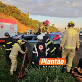 Fotos de Mulher capota carro e fica presa às ferragens na BR-376, na região de Maringá